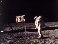 Neil Alden Armstrong a Buzz Aldrin ako prví ľudia 20. júla 1969 pristáli na Mesiaci.