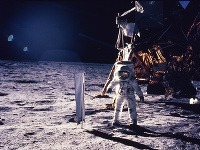 Neil Alden Armstrong a Buzz Aldrin ako prví ľudia 20. júla 1969 pristáli na Mesiaci