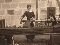 Žena pracujúca v továrni na zbrane. Francúzsko, 1915. 