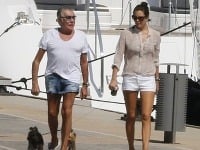 Zostarnutý Roberto Cavalli na romantickej prechádzke s o desaťročia mladšou partnerkou Linou Nilson