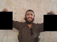 Mohamed Elomar s hlavami sýrskych vojakov