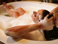 Barbara Haščáková sa v novom videoklipe k piesni Nepozerám objavila úplne nahá vo vani. 