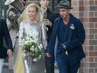 Piper Perabo si vzala svoju životnú lásku v nevkusných ligotavých šatách so žltým závojom. Piper Perabo si vzala svoju životnú lásku v nevkusných ligotavých šatách so žltým závojom.