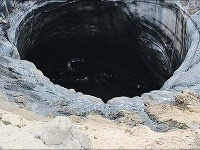 Približne 15-metrový kráter neďaleko sibírskej dediny Antipayuta