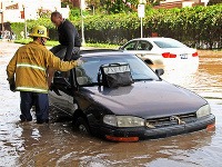 Slávnu ulicu v LA Sunset Boulevard zaplavila voda.