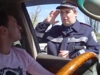Ukrajinský policajt si hravo poradil s drzým Rusom Ukrajinský policajt si hravo poradil s drzým Rusom