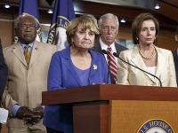 Zľava: James Clyburn, Louise Slaughter, Steny Hoyer a Nancy Pelosi na tlačovej konferencii vo Washingtone