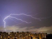 Včerajšia búrka v Bratislave - blesky trafili televíznu vežu Kamzíku