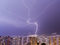 Včerajšia búrka v Bratislave - blesky trafili televíznu vežu Kamzíku