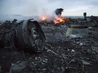 Trosky zostreleného letu MH17.
