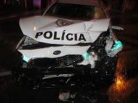 Zdemolované policajná auto