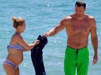 Tehotná Hayden Panettiere si v bikinách užívala pláž so statným snúbencom Vladimírom Kličkom. Tehotná Hayden Panettiere si v bikinách užívala pláž so statným snúbencom Vladimírom Kličkom.