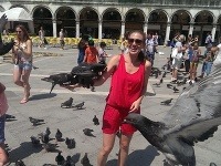 Lucia Forman Habancová si okrem Talianov získala aj hladné holuby na známom námestí v Benátkach. 