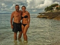 Jožo Pročko sa na sociálnej sieti Facebook pochválil fotkou z dovolenky, na ktorej pózuje spolu so svojou manželkou Adrianou. 