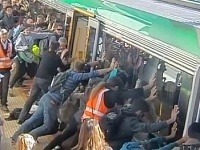 Ľudia tlačia vlak od seba Ľudia tlačia vlak od seba