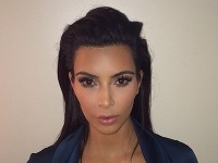 Kim Kardashian na fotke do nového cestovného pasu.