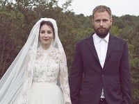 Tamara Heribanová pripomínala nevestu z čias minulých, ženích zvolil ležérny štýl. Tamara Heribanová pripomínala nevestu z čias minulých, ženích zvolil ležérny štýl.