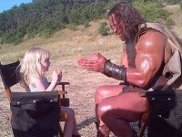 Dwayne Johnson sa aj ako drsňák Herkules okamžite roztopil pri trojročnom dievčatku.