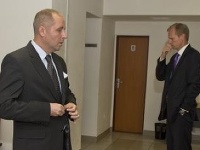 Obžalovaný bývalý poradca expremiérky Ivety Radičovej Martin N. (vľavo) a obžalovaný bývalý veľvyslanec Igor L. Obžalovaný bývalý poradca expremiérky Ivety Radičovej Martin N. (vľavo) a obžalovaný bývalý veľvyslanec Igor L.