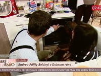 Kamera zachytila Jána Mečiara a Andreu Pálffy Belányiovú pri zoznamovaní sa s rúrou na pečenie. 