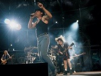 Manažéra austrálskej skupiny AC/DC zabili pred dlhými 20-rokmi. 