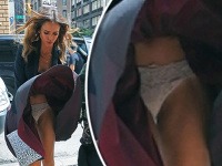 Jessica Alba si neustrážila sukňu, spod ktorej jej vykukli čipkované nohavičky.
