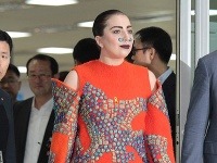 Pribratá Lady Gaga v nelichotivom outfite predviedla kypré tvary.