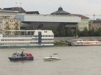 Rakúska policajná loď mala na Dunaji veľké problémy.