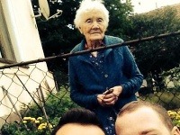 Predstaviteľka nezabudnuteľnej Konopnice, pani Mária Pilátová, má vďaka superstaristovi Jánovi Bendigovi svoju prvú selfie.