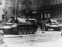 21. august 1968: Muž sa usiluje zastaviť tanky v Bratislave