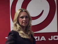 Adriana Kmotríková sa nechala nahovoriť na tanec na chodbe televízie Joj. 