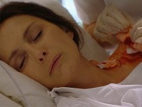 Ingrid, ktorú stvárňuje herečka Henrieta Mičkovicová, leží v nemocnici s vážnymi popáleninami. 