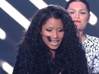 Speváčku Nicki Minaj zradili čierne minišaty pred tisíckami fanúšikov.