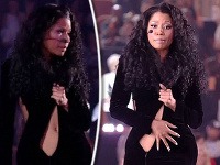 Speváčku Nicki Minaj zradili čierne minišaty pred tisíckami fanúšikov.