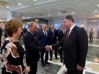 Vladimir Putin si podáva ruky s Petrom Porošenkom