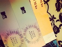 Karolína Chomisteková si na Instagrame zverejnila aj fotku lístkov na významné spoločenské podujatie MTV Music Awards. 