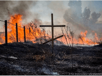 Ostreľovanie Novozamska, zapálili cintorín v západnej časti mesta v blízkosti diaľnice Mariupol