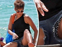 Halle Berry si neustrážila kratučké šortky, no našťastie mala pod nimi bikiny.