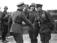 Nemeckí a sovietski vojaci si podávajú ruky po poľskej invázii