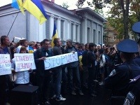 Ukrajinci protestujú proti ruskej invázii pred ambasádou v Charkove.