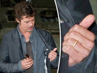 Brad Pitt sa krátko po svadbe s Angelinou Jolie pochválil svadobnou obrúčkou.