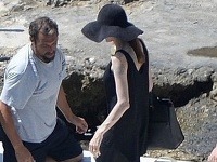 Angelina Jolie aj týždeň po tajnej svadbe svojou krehkou postavou pripomína iba tieň.