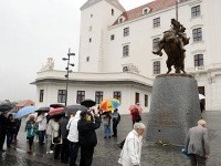 Na snímke zhromaždenie pod sochou kráľa Svätopluka na nádvorí Bratislavského hradu pri príležitosti výročia prijatia Ústavy SR v Bratislave 1. septembra 2014. 