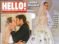 Angelina svoj unikátny závoj odhalila na titulnej strane magazínu Hello!. Chýbať nemohol ani romantický bozk čerstvých novomanželov.