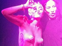 Rebelka Miley Cyrus žúrovala po boku návrhára Alexandra Wanga hore bez a pretŕčala nahé prsia.