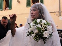 Elisabetta Canalis sa vydala za svojho snúbenca Briana Perriho v luxusnej róbe so závojom a množstvom čipky.