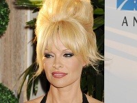 Pamela Anderson provokovala v rafinovanej a čiastočne priehľadnej róbe.