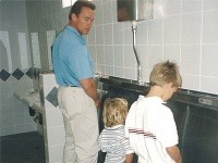 Arnold Schwarzenegger zablahoželal synovi Patrickovi k narodeninám touto vtipnou fotkou z verejných záchodov.