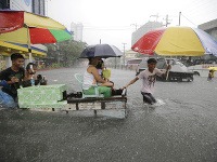 Tropická búrka Fung-Wong zasiahla Filipíny.