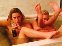 Sestry Scout Willis (vľavo) a Tallulah Willis (vpravo) si nahé zapózovali vo vani. O výslednú fotku sa podelili na Instagrame.